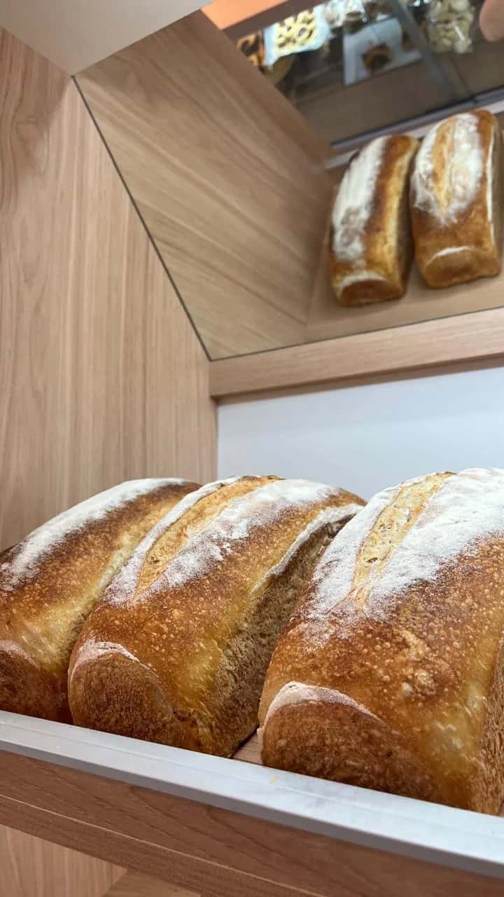 Panes de Los Tronce exhibidos en sus estanterías